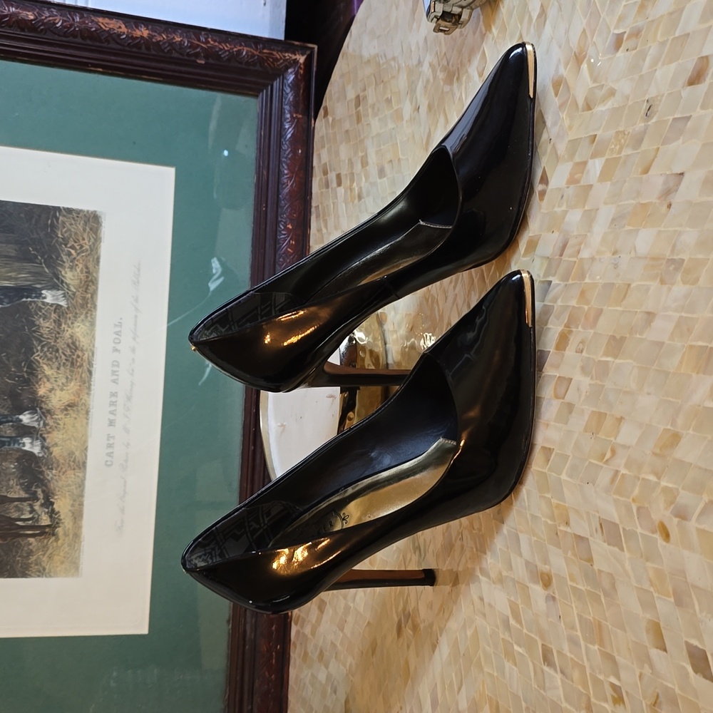 TED BAKER London Classic Pumps